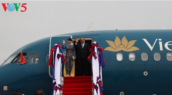 Prime Minister leaves for ASEAN Summit in Manila - ảnh 1